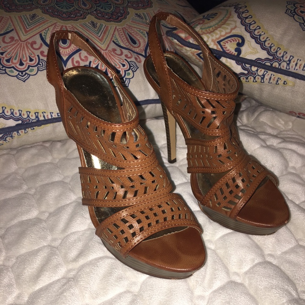 Size 8 • S U M M E R • heels ☀️ Brown